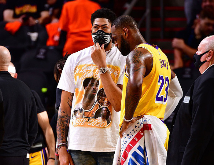 由于他处于 由于他处于